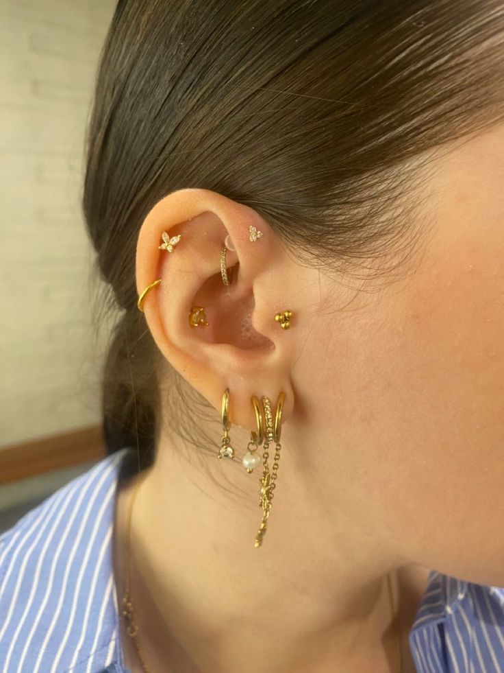 composition dorée piercing oreille Earring Combos Ear Piercings, 3 Hole Ear Piercing Earrings, Conch And Flat Piercing, Piercing Composition, Gold Ear Piercings, Piercing Combos, Ear Setup, Full Ear Piercings, Minimalist Ear Piercings