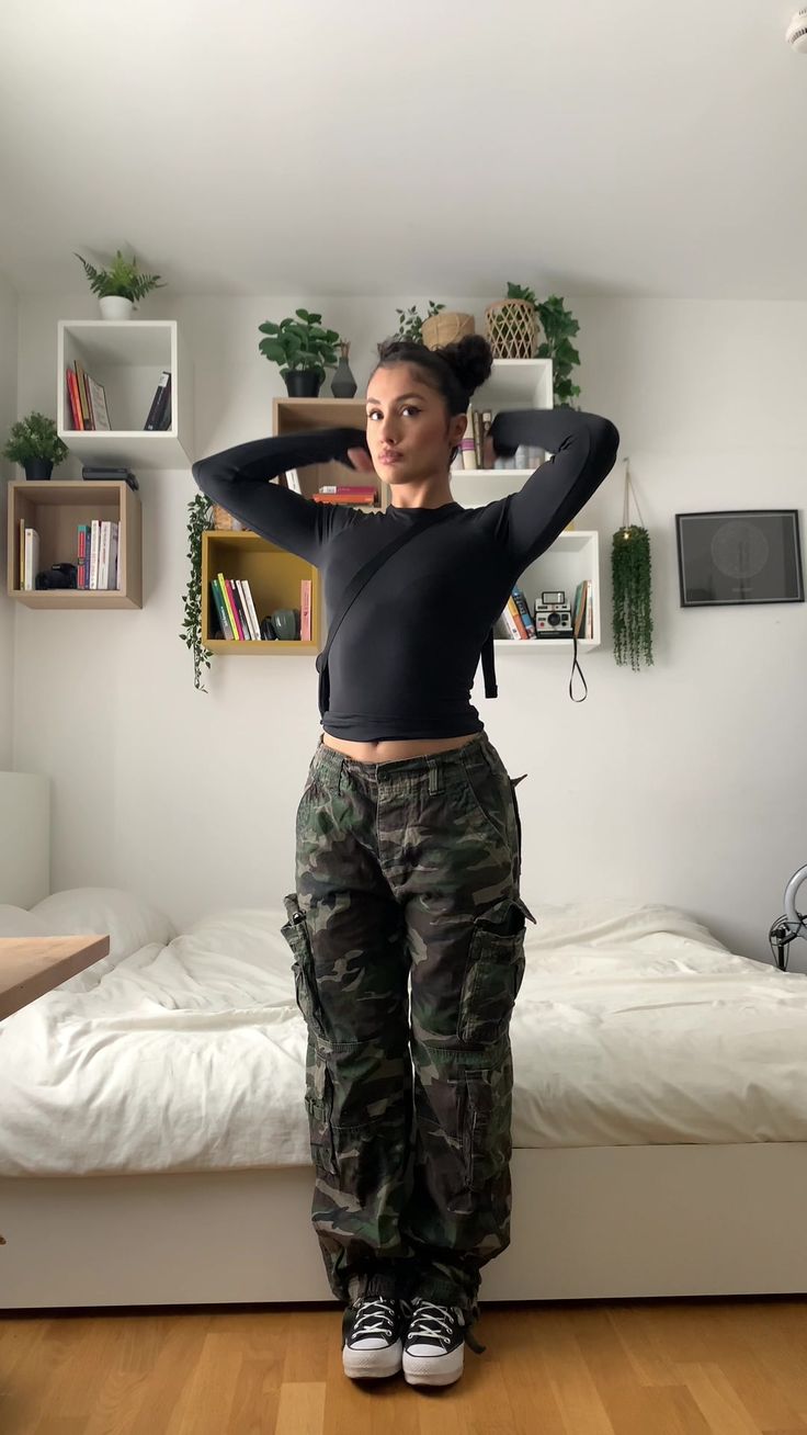 Ways To Style Cargo Pants, Tomboy Y2k, Converse Trendy, Black Cargo Pants Outfit, Baggy Pants Outfit, Girls Cargo Pants, Cargo Outfit, Cargo Pants Outfits, Winter Pants Outfit