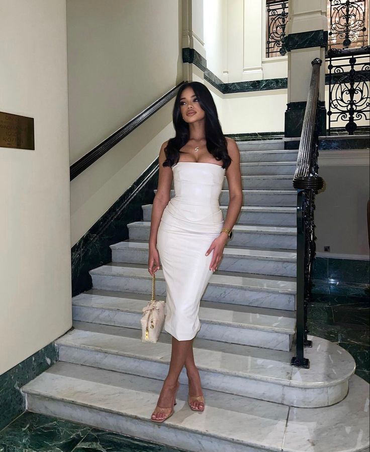 All White Outfit Party Night Classy, Poses For Dresses, Birthday Dinner Outfit Classy, White Bandeau Dress, Fancy Dinner Dress, White Dress Aesthetic, Dinner Outfit Classy, Classy White Dress, Birthday Dinner Outfit