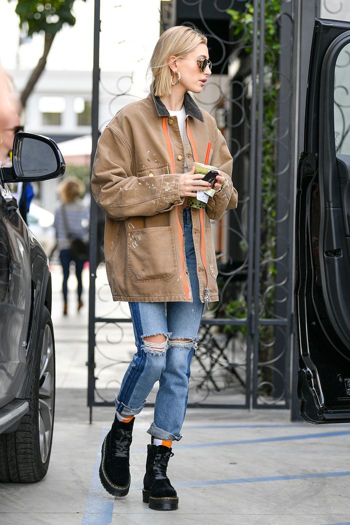 Celebs Ditch Their Heels for These 4 Flat Shoe Styles Vestiti In Jeans, Hailey Baldwin Street Style, Stile Kendall Jenner, Sandal Tali, Converse Outfits, Oversize Jacket, Hailey Bieber Style, Millennials Fashion, Mode Zara