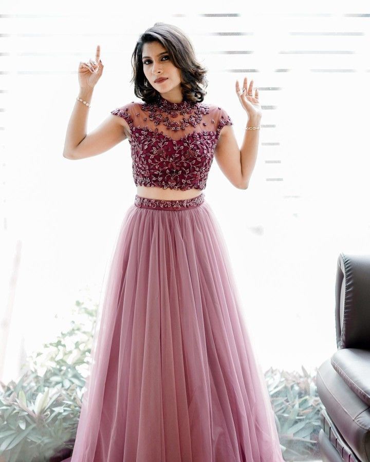 Fashion Outfits Ideas, Long Skirt And Top, Simple Frock Design, Simple Lehenga, Gown Party Wear, Long Gown Design, Simple Frocks, Lehenga Designs Simple, Anarkali Dress Pattern