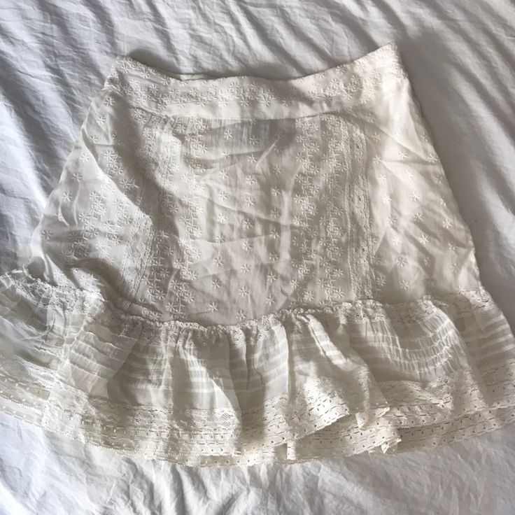 Size Small White Ruffled Bottoms With Mini Hem, White Ruffled Mini Hem Bottoms, Chic Off-white Tiered Skirt, Chic Off White Tiered Skirt, White Fitted Feminine Mini Skirt, White Tiered Skirt For Brunch, Chic White Mini Skirt With Ruffles, White Summer Skirt For Brunch, White Fitted Skirt For Vacation