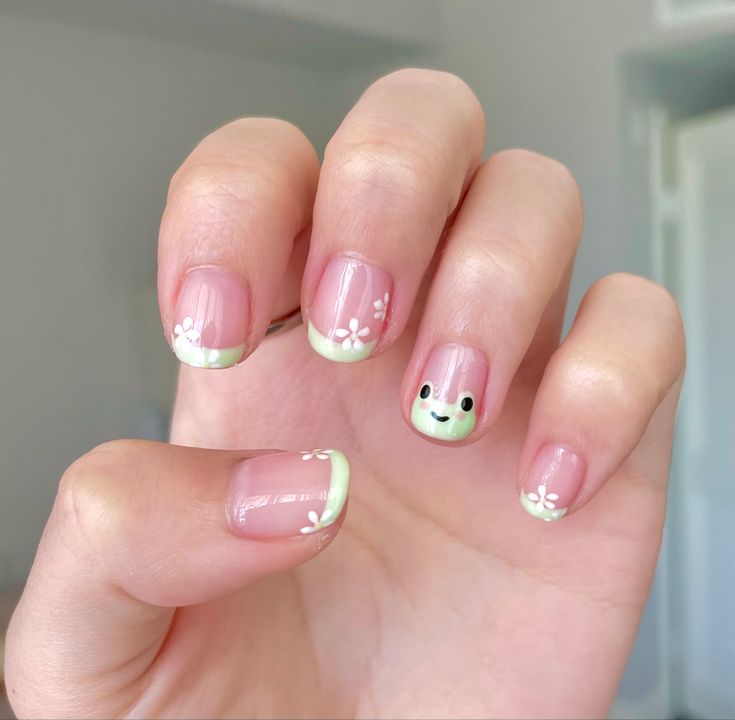 cute green frogs and white daisies gel nails Green Nails Frogs, Green Frog Acrylic Nails, Frog Gel Nail Designs, Nails Short Cute Simple, Nail Frog Design, Simple Frog Nails, Simple Natural Gel Nails, Nail Designs Frogs, Nail Frogs