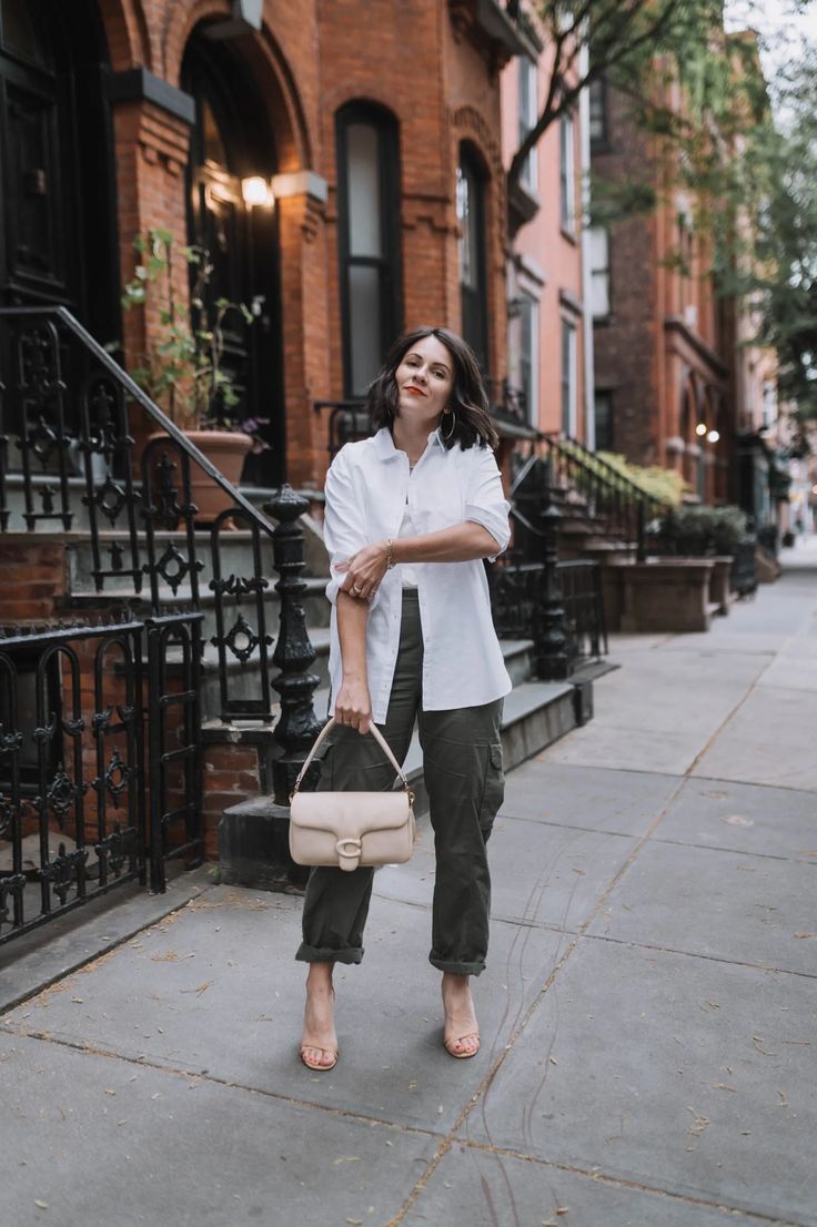 Chic Jeans Outfit Classy Street Styles, Cargo Pant Heels Outfit, Ankle Length Cargo Pants Outfit, Cargo Pants Outfit Fall 2023, Cargo Pants Feminine Outfit, Cargo Pants Professional Outfit, Cargo Office Outfit, Wide Leg Cargo Pants Outfit Winter, Elevated Cargo Pants Outfit