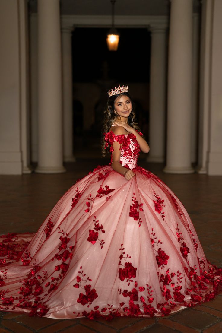 Quincera Dresses, Quinceanera Dresses Red, Quince Stuff, Quince Themes, Quinceanera Themes Dresses, Charro Quinceanera Dresses, Red Quince, Quinceanera Photoshoot, Dresses Burgundy