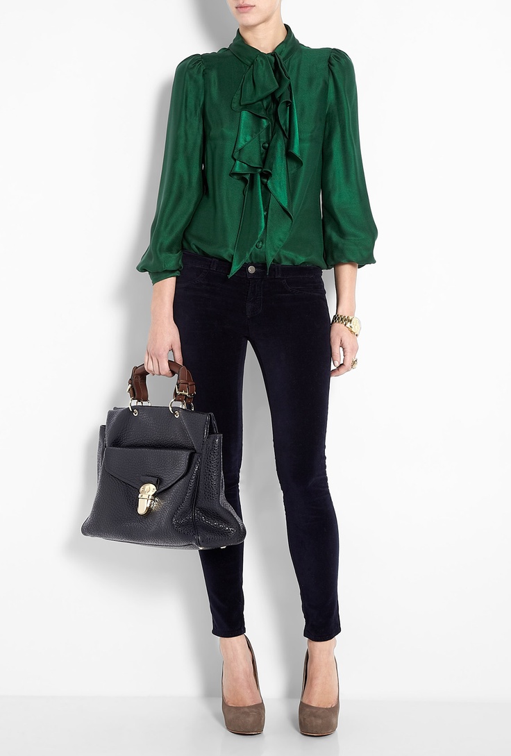 Emerald Green Charlyee Bow Blouse - 2012 New Year's Eve Outfit! Dark Green Top Outfit, Green Blouse Outfit, Blouse Outfit Ideas, Blouse Outfit Work, Stylish Jeans Outfit, Green Shirt Outfits, Green Top Outfit, Dark Green Blouse, Green Pants Outfit