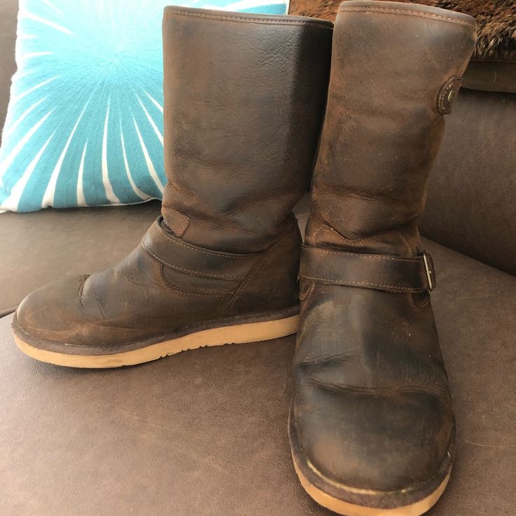 Size 8 Ugg Kensington Leather Boot In Color Toast. I Have Had These Boots For Several Years But They Have Not Been Worn Much, As Is Evident From The Still Very Plush Inside And Unworn Soles - Both Pictured. There Are A Few Scuffs On The Front, Also Pictured. These Have Always Been Waterproofed And Well Cared For. Casual Moto Boots With Suede Lining And Round Toe, Casual Moto Boots With Suede Lining, Shoes Ugg, Leather Boot, Ugg Australia, Womens Uggs, Ugg Shoes, Winter Boot, Rain Boots