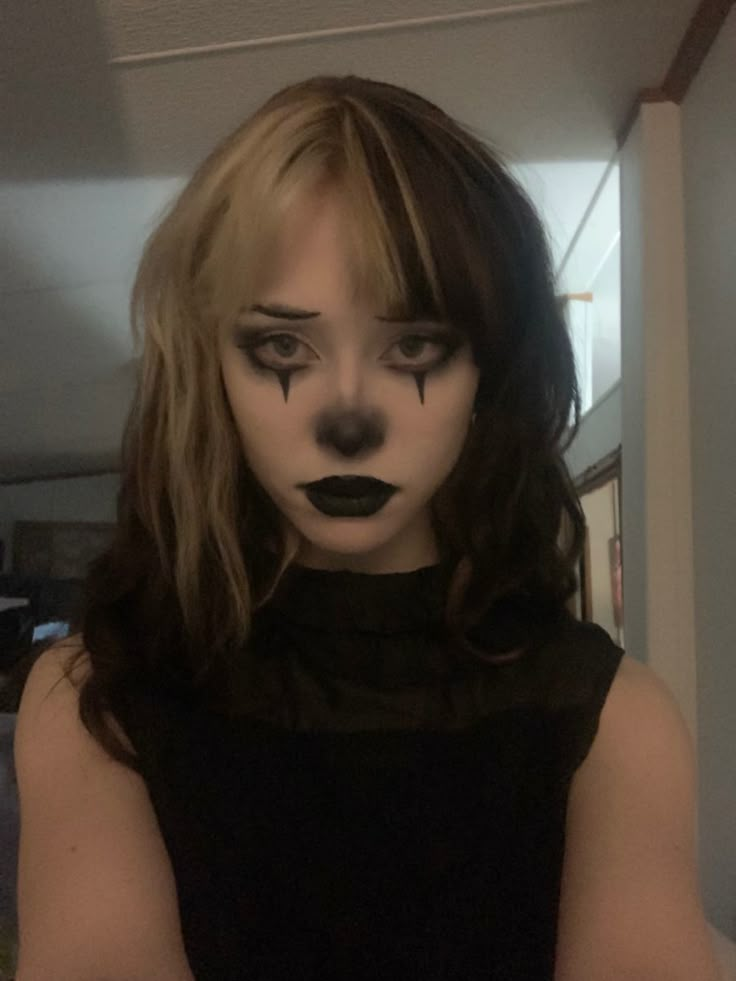 Simple Blood Makeup, Brown Clown Makeup, Face Paint Adults Halloween, Bark Bark Woof Woof Reaction Pic, Egirl Clown Makeup, Clown Makeup Without White Face, Woman Clown Makeup, Clown Makeup No White Base, Pre Shower Makeup Ideas Easy Funny