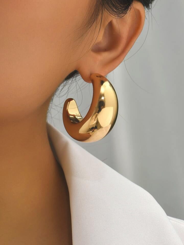 Add a touch of bold style to your fashion look with MB Chloe Earrings Golden. These premium Silver Hoops earrings are plated with 18k gold, giving them a luxurious and trendy appeal. Elevate any outfit with these statement bold earrings. Luxury Gold Hoop Earrings For Fashion Statements, Luxury Chic Evening Hoop Earrings, Multiple Earrings Aesthetic, Cheap Statement Jewelry From Zara, Luxury Chic Hoop Earrings For Fashion Statement, Luxury Chic Plated Hoop Earrings, Luxury Modern Hoop Earrings As Fashion Statement, Affordable Statement Earrings By Zara, Luxury Plated Statement Hoop Earrings