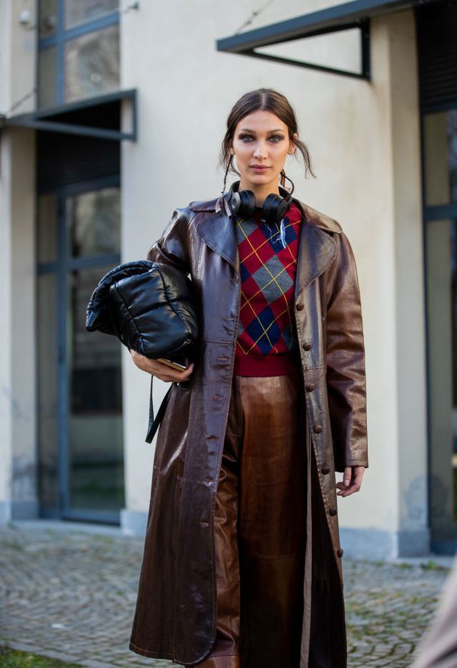 From the moto jacket to the leather trench, here are the chicest ways to style a leather jacket for the upcoming season. #leatherjacket #motojacket #jacket #fallfashion #howtowear #howtostyle #htsac #fashion #style #bellahadid #veryTandC Bella Hadid 2020, Bella Hadid Street Style, Off Duty Outfits, Faux Shearling Coat, Bella Hadid Outfits, Bella Hadid Style, Hadid Style, Leather Jacket Outfits, Leather Trench