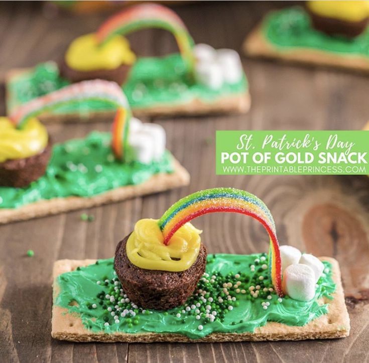 there are small snacks made to look like grass and rainbows on the top, with marshmallows in the middle