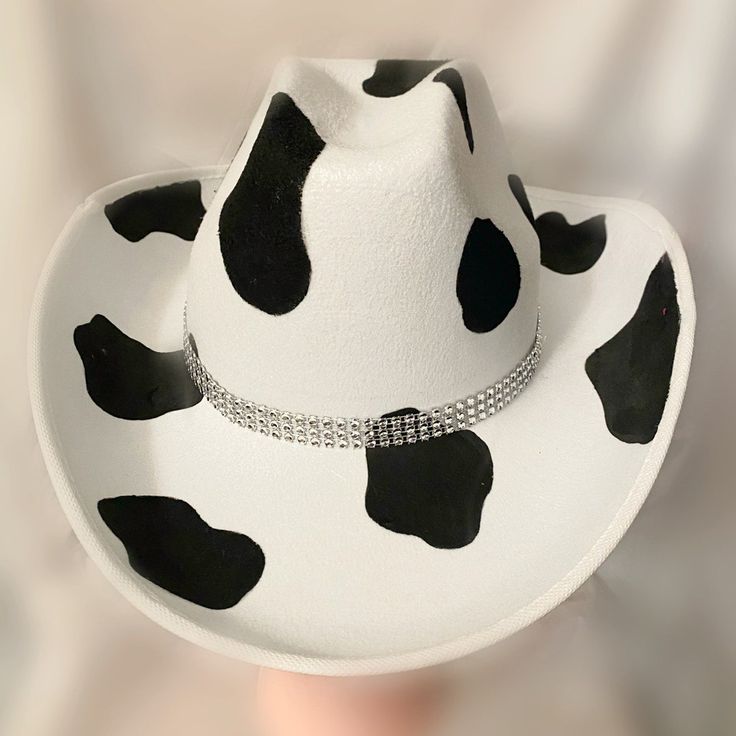 This Sombreros de cowboy item by TheDiscoCowgirls has 490 favorites from Etsy shoppers. Ships from Estados Unidos. Listed on 03 may 2023 Painted Cowboy Hats Ideas, Personalized Cowboy Hat, Sombrero Vaquero Aesthetic, Sombreros Aesthetic, Cowboy Hat Ideas, Decorated Cowboy Hats, Cow Girl Hats, Cow Boy Hats, Diy Cowboy Hats