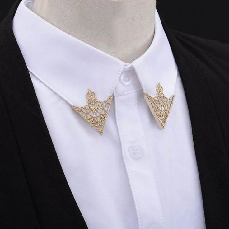 Metalwork triangle collar pins. Place the brooch on the edge of the shirt collar. window.adminAccountId=202815963; Shirt Collar Pins, Collar Brooch, Skeleton Flower, Pin Man, Uniform Accessories, Crown Pattern, Collar Clips, Collar Pin, Collar Pins