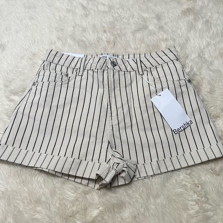 Super Cute Striped Denim Shorts With A High-Waisted Fit And Rolled Hem Detail Brand New With Tags! Size Us 8 Retail Price: $30 Dm Me For Details And Measurements Trendy High Rise Beige Shorts, Cheap Mid-rise Shorts From Zara, Chic High Rise Jean Shorts, Trendy Beige Jean Shorts For Summer, Beige Denim Bottoms For Summer, Chic Cotton Jean Shorts, Chic High Rise Cotton Jean Shorts, High Waist Beige Jean Shorts For Summer, High Rise Beige Shorts For Summer