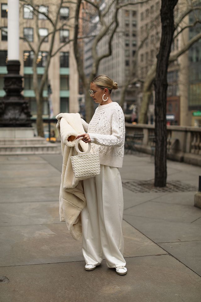 PEARLY WHITES // | Atlantic-Pacific Vinter Mode Outfits, Winter White Outfit, Blair Eadie, Fall Fashion Coats, Atlantic Pacific, Pearl Accessories, Coat Outfit, All White Outfit, 가을 패션