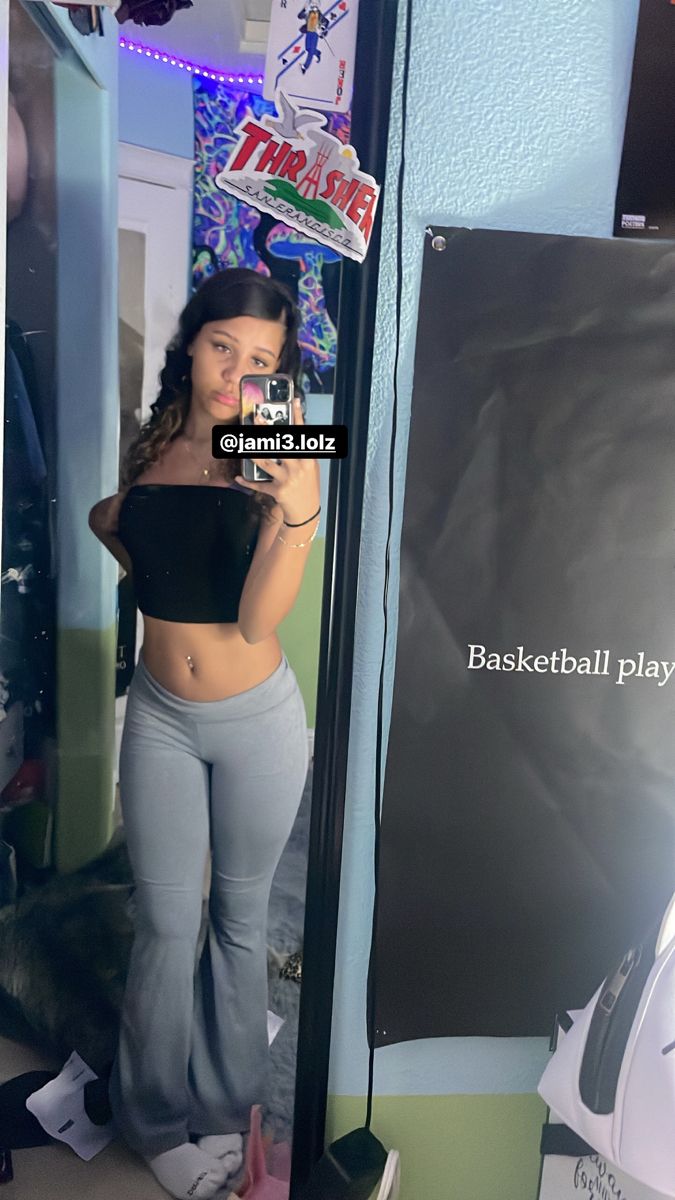 Flare Leggings With Sandals, Tube Top And Leggings Outfit, Cute Outfits With Black Flared Leggings, Cute Outfits With Tube Tops, Black Flared Leggings Outfit Summer, Grey Flared Leggings Outfit Latina, Outfits With Black Flared Leggings, Latina Flare Leggings, Black Flared Leggings Outfit Latina