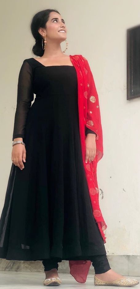 Black Simple Frock Suit Details: Frock: Plain Black Georgette Pajami: Black Liekra Dupatta: Red Chiffaun embroidery dupatta Price: Rs. 4000  For further inquiry contact through DM's Black Gorget Kurti Design, Gorget Kurta Design, Plain Saree Long Frock Models, Plain Saree Into Long Frock, Plain Georgette Frock For Women, Plain Black Anarkali Suits, Plain Black Dress Indian, Georgette Plain Long Frocks, Plain Black Frock Design