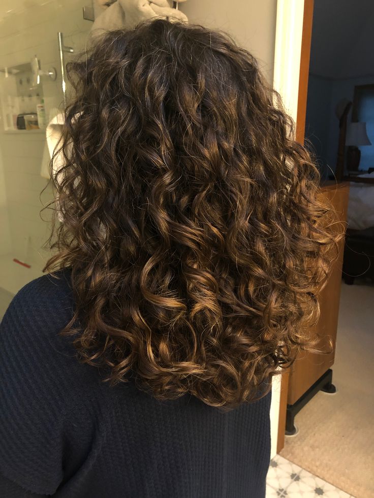 Shorter Curly Hair Styles Natural Curls, Short Curly Hair Long Layers, Long Graduation Haircut, Rounded Curly Haircut, Curly Haircut Ideas Medium, Light Brown Hair With Highlights Curly, Short Curly Hair Highlights, Curly Hair Layers Medium, Round Curly Cut