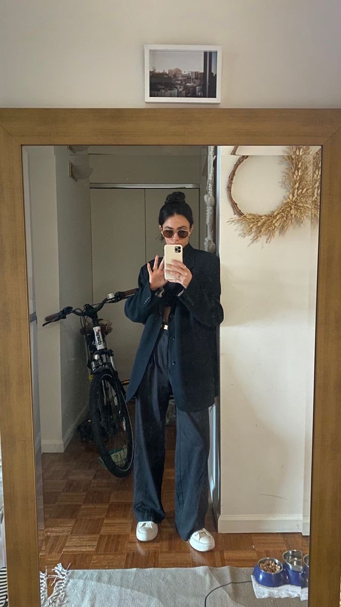 Oversized black blazer outfit Black Blazer Outfit Winter, Oversized Blazer Outfit Work, Blazer Oversize Outfits, Oversized Black Blazer Outfit, Oversize Blazer Outfit, Oversized Black Blazer, Oversized Blazer Outfit, Study Outfit, Photographer Outfit