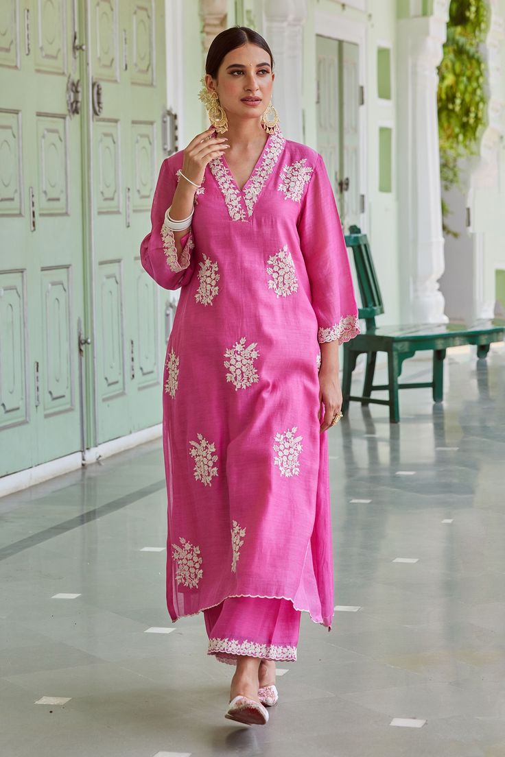 V Neck Silk Kurta, Aza Fashion Suits, Chanderi Cotton Suits Design, Cotton Kurti Plazzo Designs, Floral Print Kurta Designs Women, V Neck Kurta Design, Kurta Palazzo Designs, V Neck Kurti Design Indian, V Neck Suit Design