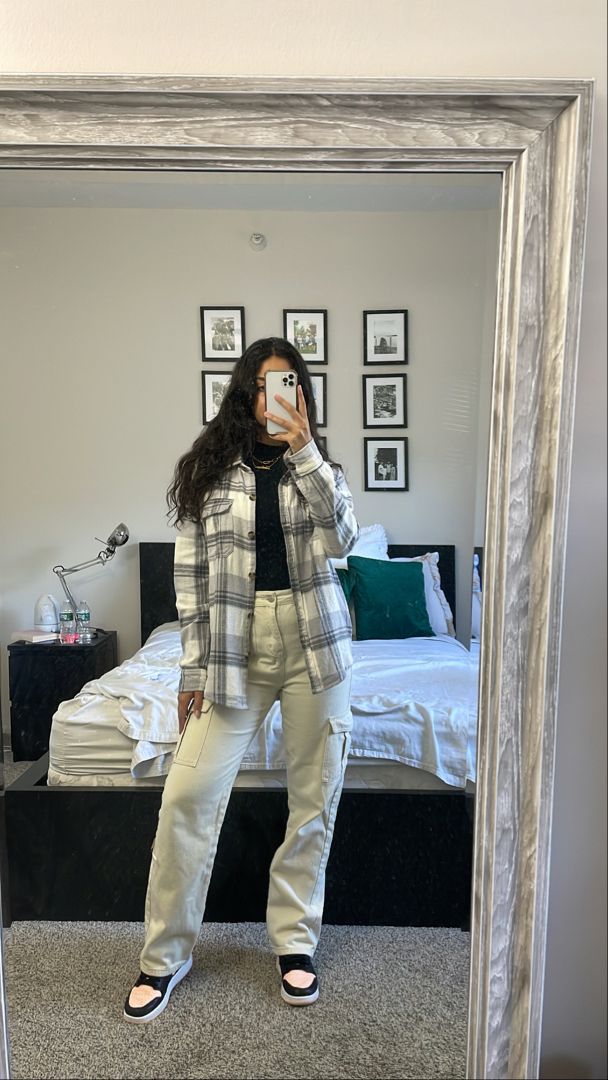 Dunk Outfit Women Winter, Dunks Winter Outfit Woman, Dunks Outfit Winter, T Shirt And Cargo Pants Outfit, Cargo Shirt Outfit Women, Hightop Dunks Outfit Women, Cargo Pants Outfit With Flannel, Nike Dunks Outfit Woman Work, Flannel Shirt With Cargo Pants