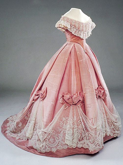 1800s Dresses, Victorian Ball Gowns, 1860s Dresses, Victorian Era Dresses, Gaun Abad Pertengahan, Istoria Modei, Old Fashion Dresses, Old Dresses, Victorian Clothing