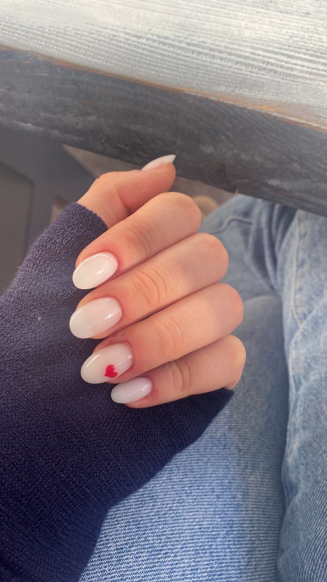 Short nail design inspiration Small White Nail Designs, Short White Valentines Day Nails, Heart Ring Finger Nails, White Nails Ring Finger Design, Nails With One Design Ring Finger, Gel Nails Ideas Short White, Natural Heart Nails, White Nails With Small Heart, Heart On Ring Finger Nails