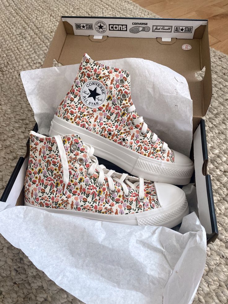 Converse Flowers, Floral Converse, Converse Aesthetic, Cute Converse, White Food, Preppy Shoes, Aesthetic Lifestyle, Accessories Bag, My People