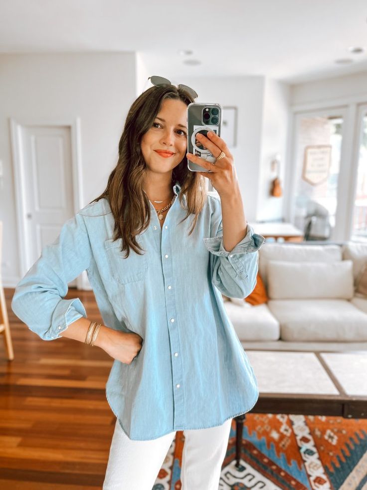 What to wear with an oversized denim shirt Sezane Max Shirt Outfit, Oversized Chambray Shirt Outfit, Oversized Denim Shirt Outfit, Chambray Shirt Outfits, Oversized Shirt Outfit, Outfit Date Night, Denim Shirt Outfit, White Shorts Outfit, Denim Shirt Style