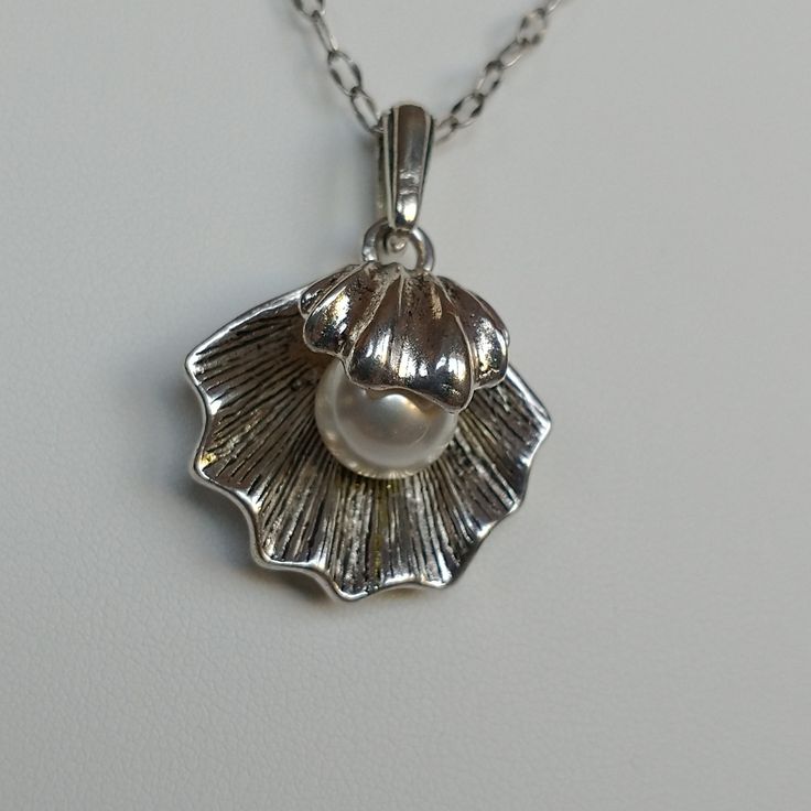 Women's Fun Beachy Shell Necklace With A Swarovski Faux 10mm White Pearl Playing Peek-A-Boo From Within The Shell. Pearl Is Not Highly Visible But Peeks Out. Components Are Silver-Plated And The Chain Measures 24" And Secured With A Toggle Clasp. Handmade With Love In Ca! #243 Clamshell Necklace Silver Shell Necklace, Mermaidcore Jewelry, Metalworking Jewelry, Jewelry Design Silver, Lucerys Velaryon, Gold Filigree Necklace, Cutesy Clothes, Oyster Necklace, Orange Statement Necklace