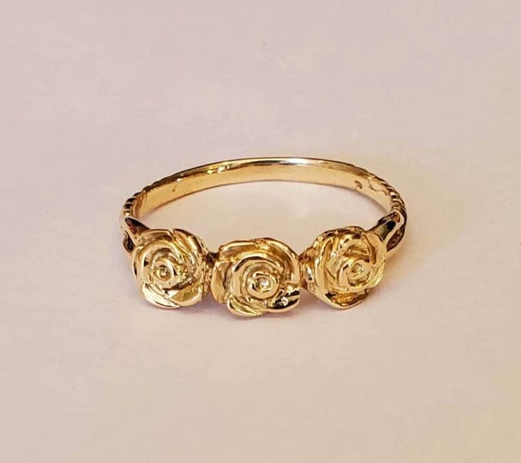 Beautiful hand carved 3 roses ring ring in 14 karat yellow gold 3 roses means I love you Can be ordered in sizes 4 to 10 Can be ordered in yellow gold white gold rose gold and platinum Gold Rings Flower Design, White Rose Ring, Gold Rose Ring, Roses Ring, Three Roses, Book Jewelry, Greek Jewelry, Casual Jewelry, Rose Ring