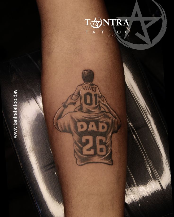 a man with a tattoo on his leg that says dad's 20 and is holding an apple