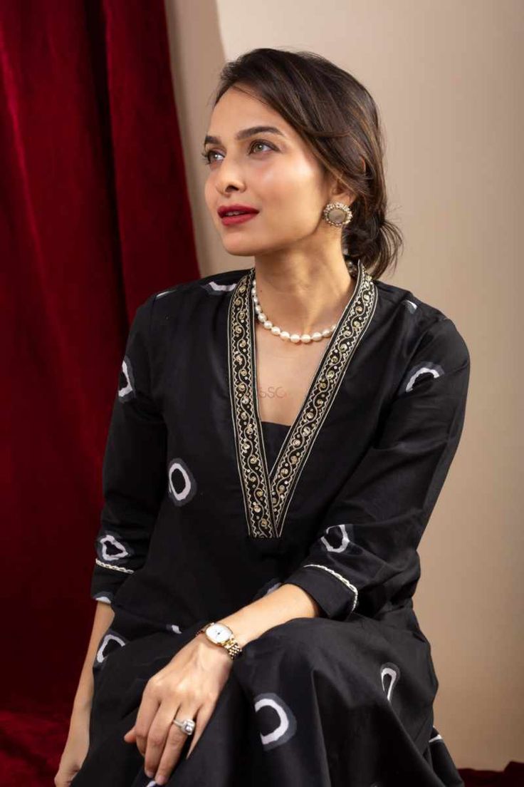 Kurta Gala Designs Women, Black Cotton Kurti Design, V Neck Kurta Design, V Neck Designs For Kurtis, Chudi Tops, V Shape Neck Design Kurti, Black Kurti Design, V Neck Kurti Design, Clothe Store