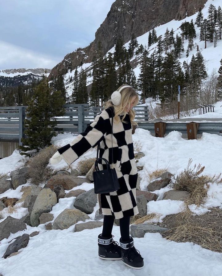 KARSEN KIMBALL (@karsenkimball) • Instagram photos and videos Moonboot Outfit Ideas, Winter Street Style 2022, Moonboot Outfit, Moon Boots Outfit, Street Style 2022, Winter Nyc, Winter Street Style, Winter Outfits Snow, Colorado Outfits