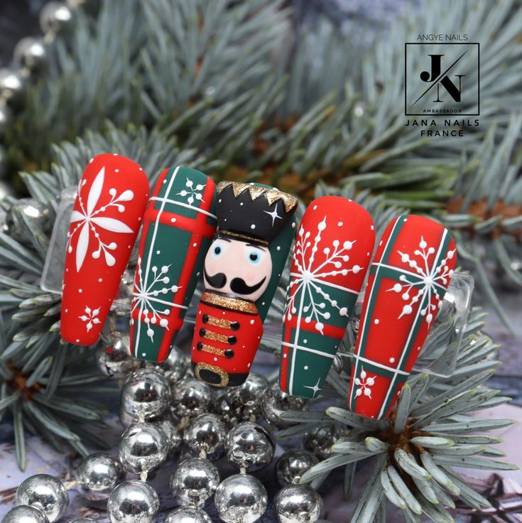 Xmas Design Nails, Grinch Nails Designs Step By Step, Nutcracker Christmas Nails, Christmas Nails Nutcracker, Creative Christmas Nails, Nutcracker Nails Designs, Christmas Nails With Charms, Santa Nails Design, Nail Noel Christmas