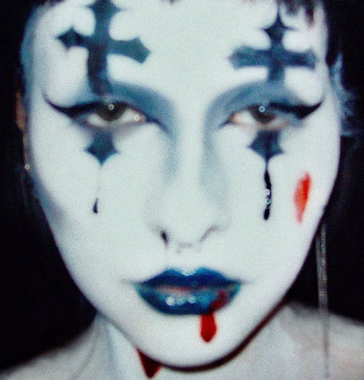 Cross Face Paint, Emo Face Paint, Punk Face Paint, Gothic Face Paint, White Face Paint Ideas, Goth Face Paint, White Face Paint Makeup, Goth Makeup Aesthetic, Cross Makeup