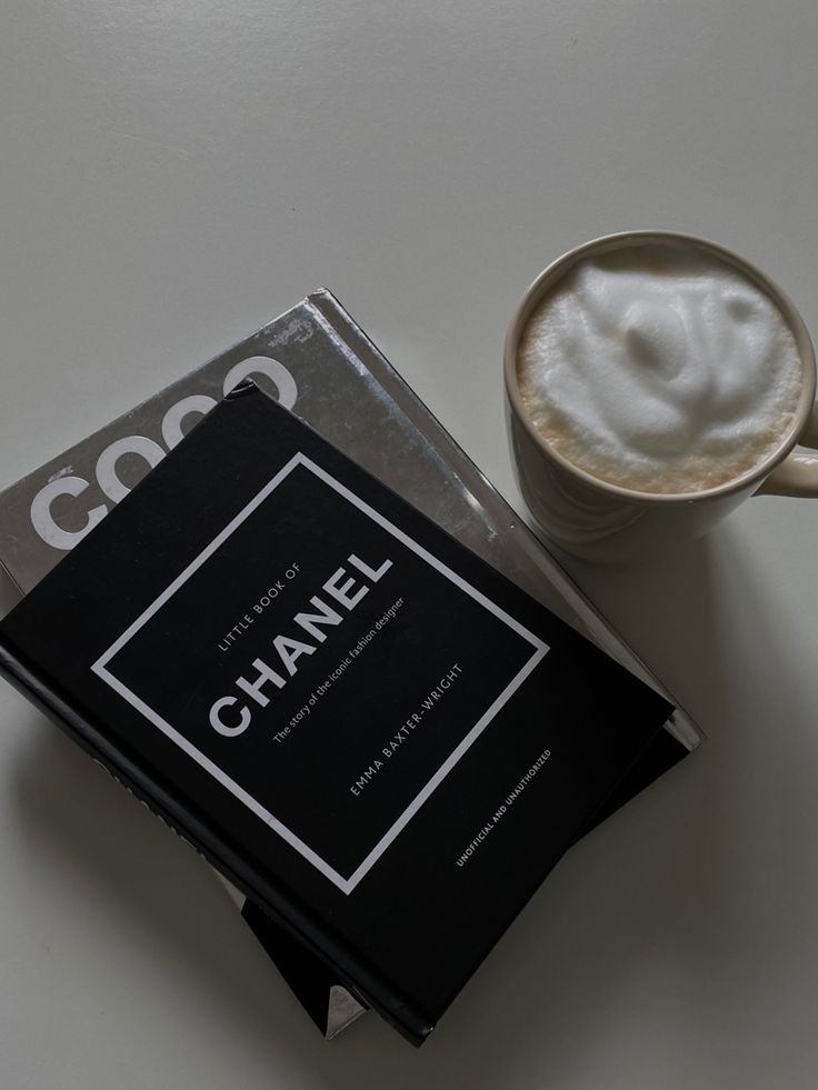 Aesthetic Chanel, Chanel Cardigan, Chanel Book, Chanel Aesthetic, Figure Me Out, Jersey Fashion, Cecil Beaton, Peter Lindbergh, Coffee Table Book