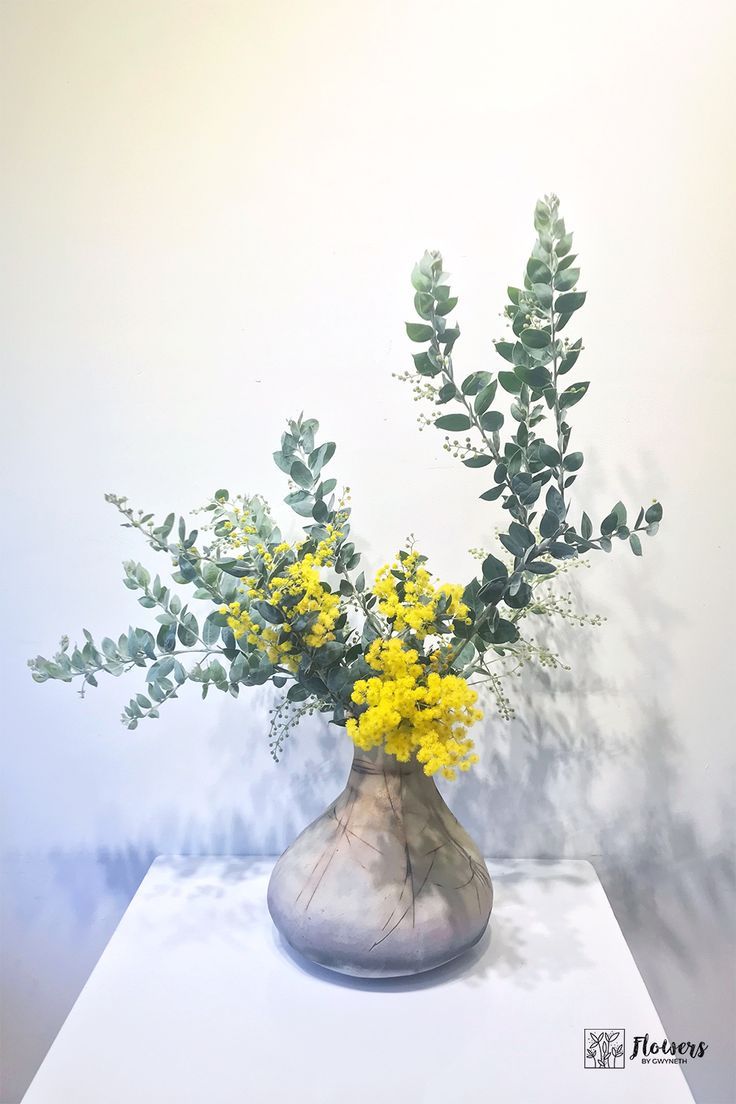 Image of a Japanese style ikebana flower arrangement using golden wattle flowers. Negative space is a distinctive feature of ikebana arrangements, resulting in an often minimalist appearance. Japanese Style Flowers, Calm Flowers, Minimalist Flower Arrangement, Golden Wattle, Ikebana Arrangements, Ikebana Flower Arrangement, Modern Flower Arrangements, Minimalist Flowers, Special Flowers