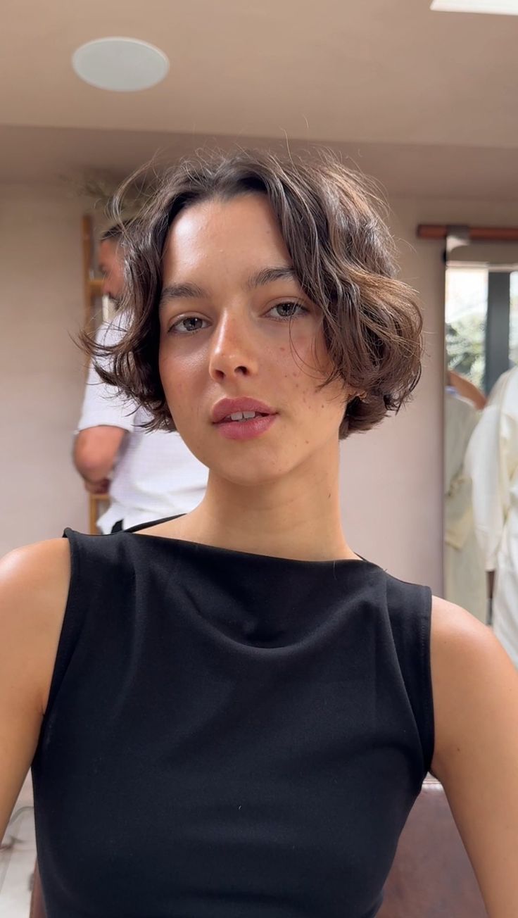 Instagram Cheekbone Length Hair, The Hair Bros Bob, Super Short Bob Haircut, Tiny Bob Haircut, Wavy Micro Bob, Short Bob With Headband, Curly Bixie 90s, Haïr Cut Short Hair, Bob Haircut No Bangs