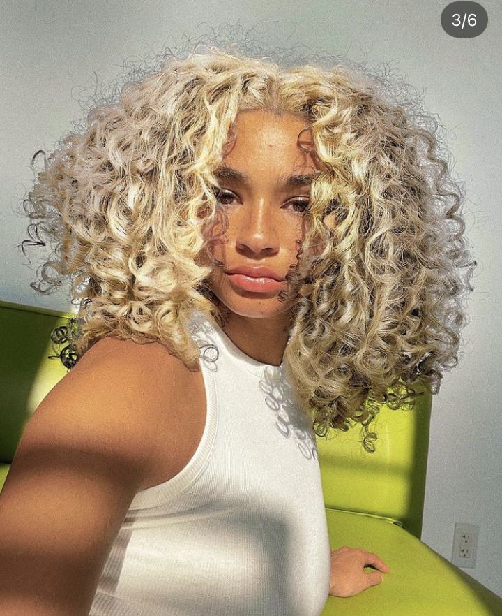 Light Blonde Hair Black Women, Superman Pose, Highlights Curly, Curly Styles, Dyed Curly Hair, Biracial Hair, Highlights Curly Hair, Summer Blonde, Hair Magic