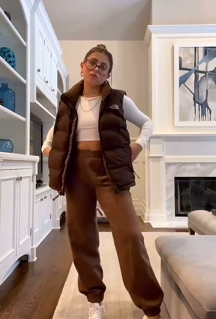 Sweatpants Dressy Outfit, Sweats Work Outfit, Brown Nike Sweatpants Outfit, Brown Sweatpants Outfits For School, Brown Cargo Sweatpants Outfit, Sweatpants Outfits For Women, What To Wear With Brown Sweatpants, Light Brown Sweatpants Outfit, Outfits With Brown Sweatpants