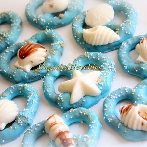 some cookies are decorated with shells and starfishs