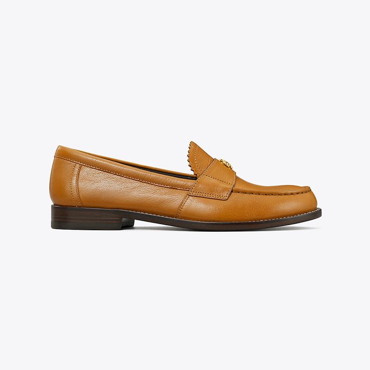 A wardrobe classic details the timeless loafer with scalloped edges and a delicate Double T. Understated and elegant, it is crafted in soft yet structured leather.Crafted in partnership with a Leather Working Group-certified tannery, supporting high standards in leather manufacturing and chemical management. Elegant Tassel Loafers With Leather Lining For Business Casual, Elegant Business Wingtip Moccasins, Classic Calf Leather Loafers With Flat Heel, Classic Flat Heel Calf Leather Loafers, Classic Flat Heel Loafers For Galas, Elegant Wingtip Tassel Loafers With Leather Lining, Timeless Wingtip Tassel Loafers For Work, Workwear Wingtip Tassel Loafers In Calf Leather, Elegant Oxfords With Stitched Sole For Office