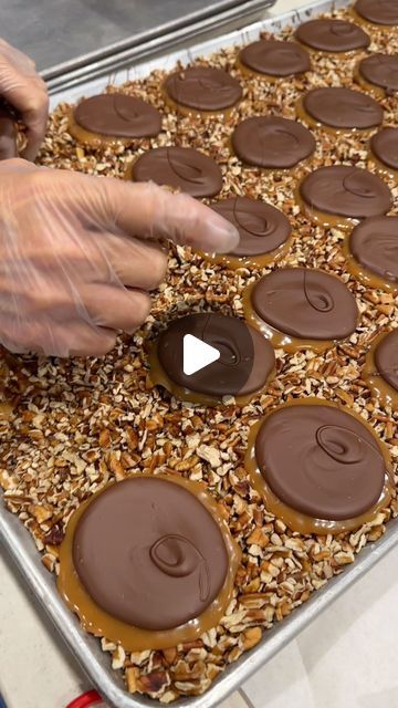 Savannah's Candy Kitchen on Instagram: "Everyone always asks how we take our turtles off the tray, so here you go! We just lift them off the pecans, simple as that. 🥰 #candy #candymaking #candyshoppe #candystore #asmr #yum" Wrapped Candy Charcuterie Board, Pecan Roll Candy Recipe, Frito Candy Recipe, Simple Candy Recipes, Turtle Bark Recipe, Pecan Turtles Recipe, Caramel Turtles, Christmas Dessert Tray, Pecan Candy