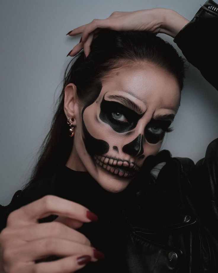 @johannaherrstedt on instagram Beautiful Halloween Makeup, Vampire Makeup Halloween, Vampire Bride, Cute Halloween Makeup, Skeleton Makeup, Amazing Halloween Makeup, Horror Makeup, Halloween Makeup Inspiration, Interesting Images