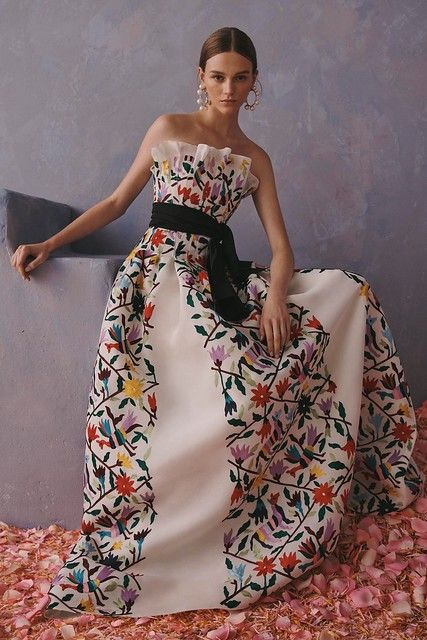 carolina herrera dress otomi designs | Contemporary dress de… | Flickr Caroline Herrera, Mexican Clothing, Afrikaanse Mode, Gaun Fashion, Party Mode, Resort 2020, Looks Party, Couture Mode, 자수 디자인