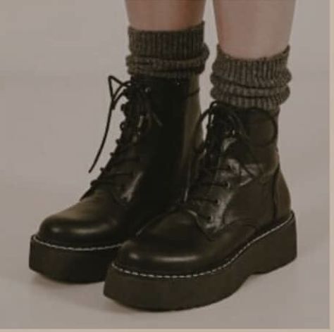 Combat Boot Outfits, Dark Academia Outfits, Dark Academia Outfit, Dr Shoes, Academia Style, Dark Academia Fashion, Skandinavian Fashion, Academia Fashion, Aesthetic Shoes