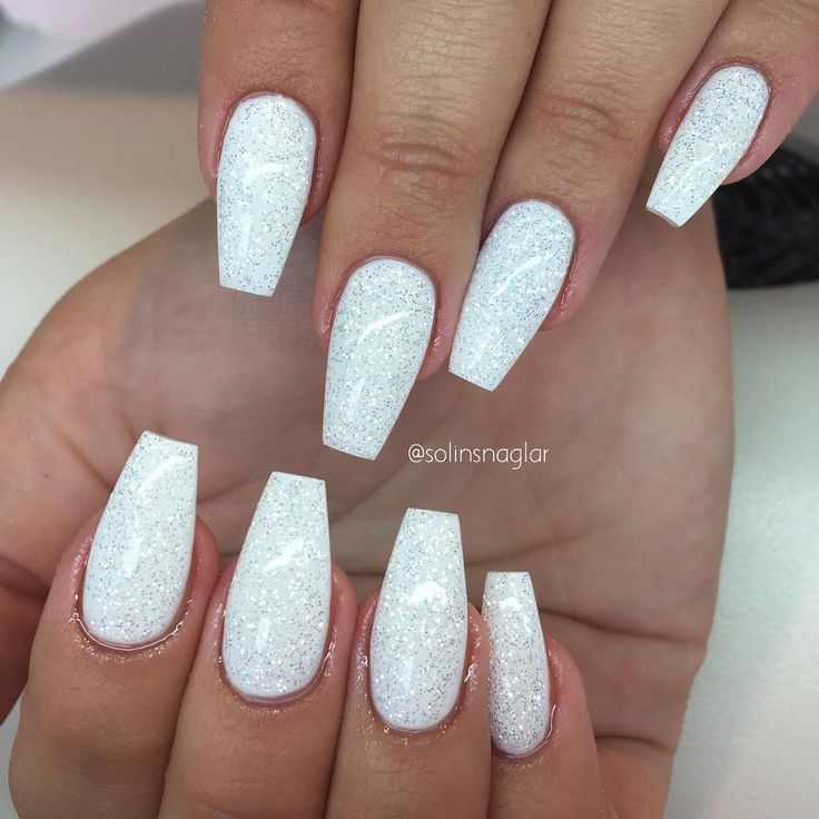 White gel polish called "Snow White" from Lilly Nails and then Diamond glitter gel from light elegance White Sparkle Nails, Wedding Nails Glitter, White Glitter Nails, White Acrylic Nails, Rose Gold Nails, Christmas Nails Acrylic, Lotus Tattoo, Sparkle Nails, Recipes Dessert