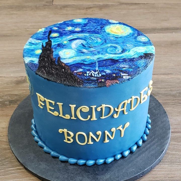 there is a cake that has been decorated to look like the starry night