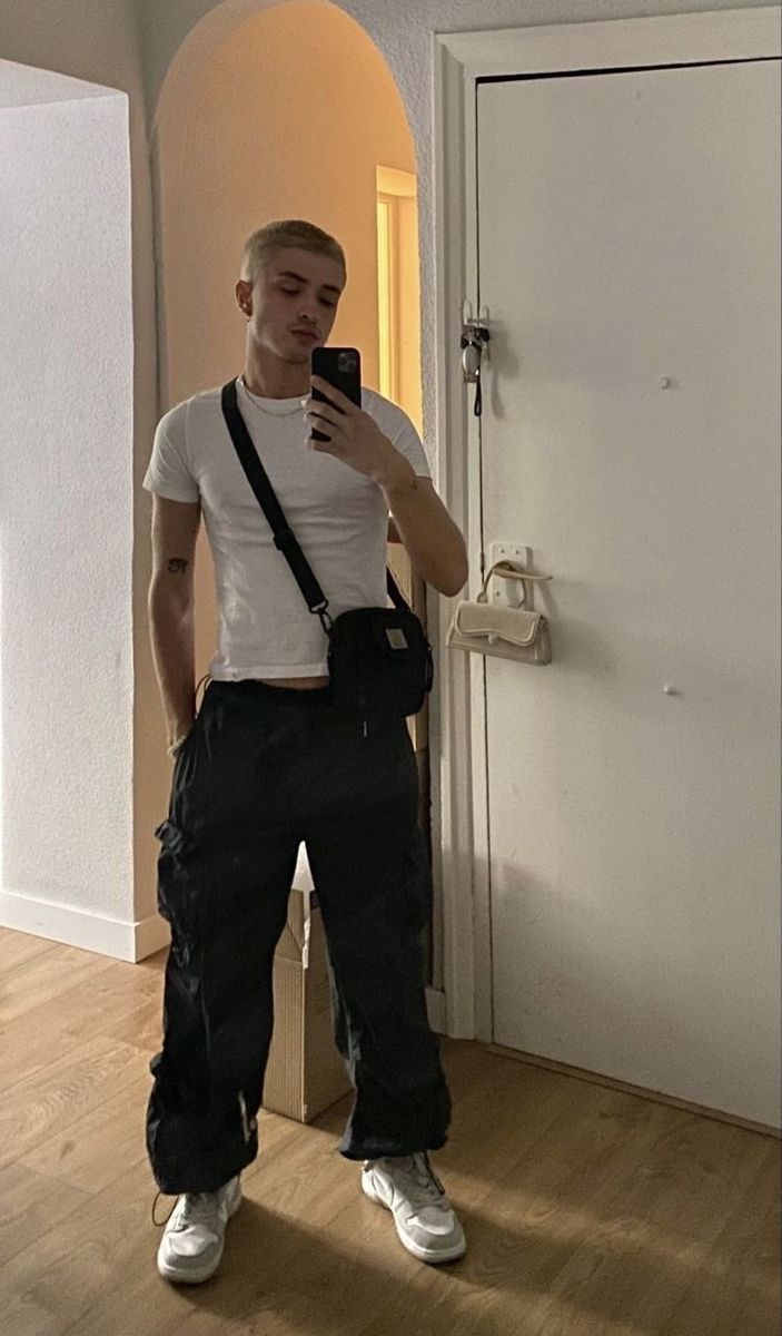 White tee, parachute pants , sneakers Black Cargo Pants Outfit, Parachute Pants Outfit, Cargo Pants Outfit Men, Women's Cargo Pants, Cargo Outfit, Men's Cargo Pants, Pants Outfit Men, Trendy Boy Outfits, Cargo Pants Outfit